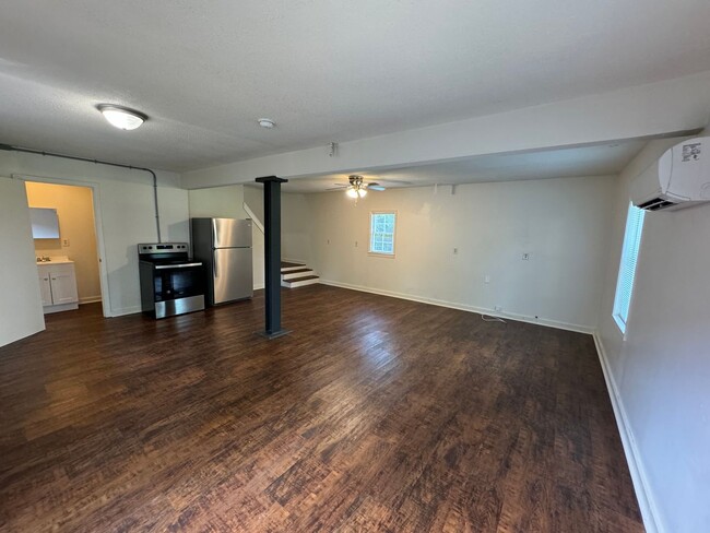 Building Photo - 1/1 Garage Apartment in Old Summerville Pa...