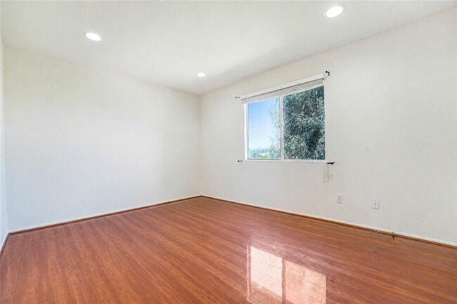 Building Photo - 12328 Edgecliff Ave
