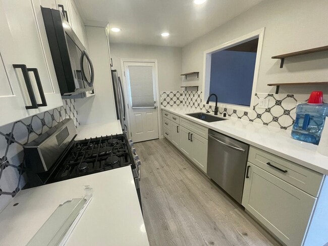 Building Photo - $3690 -- Charming, Centrally Located Singl...