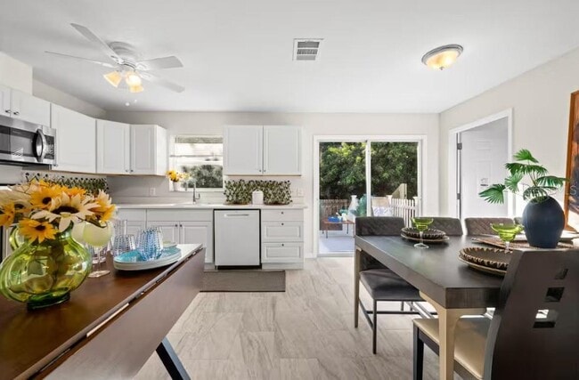 Building Photo - 2715 Lee St