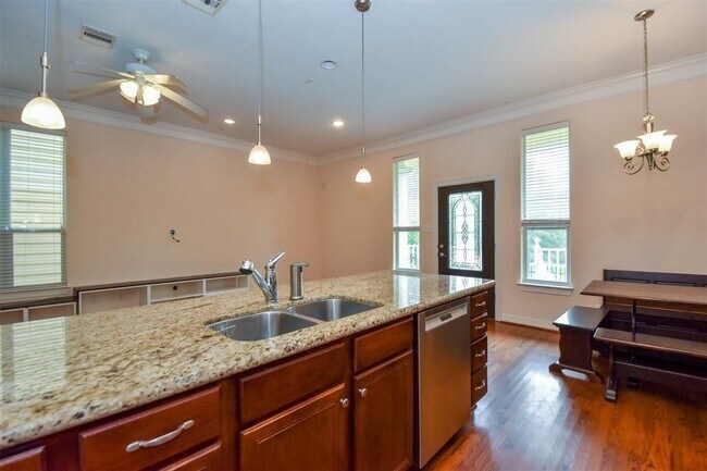 Building Photo - 815 Garden Rose Ln