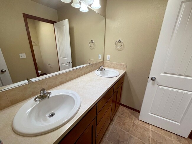 Building Photo - Fantastic Hillsboro Home with Attached Gar...