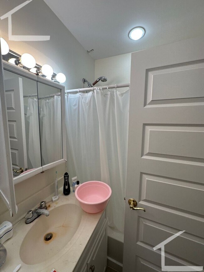 Building Photo - 2 Bedroom Now Available Right in Allston