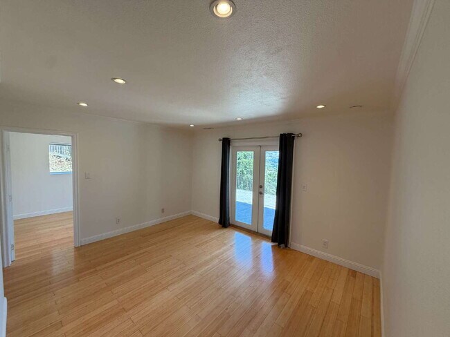 Building Photo - "Charming 2-Bedroom Retreat with Granite Accents & Gleaming Hardwood Floors in Lafayette!"