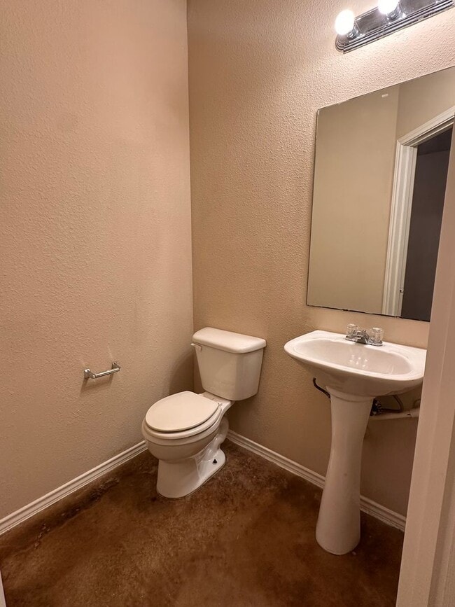 Building Photo - Townhouse available for IMMEDIATE move in