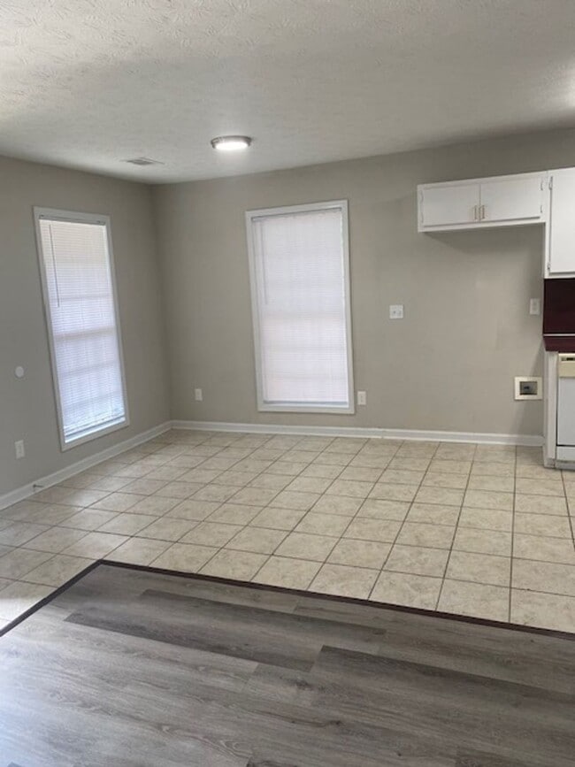 Building Photo - Cute, Cute, Cute Three Bedroom
