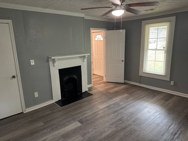 Building Photo - 2 bed 1 Bath Home