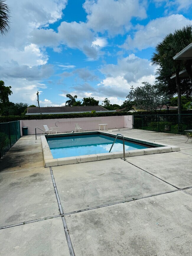 Building Photo - 8431 Royal Palm Blvd