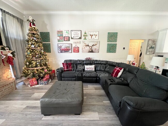 Building Photo - 264 Village Green Ave