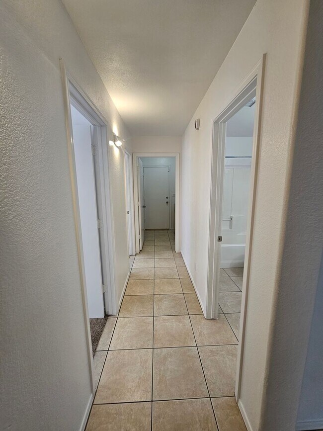 Building Photo - 3 Bedroom Home - No HOA - Single Level - North Phoenix *$500 Off First Month's Rent*