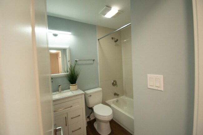 Building Photo - 14949 Lake View Dr