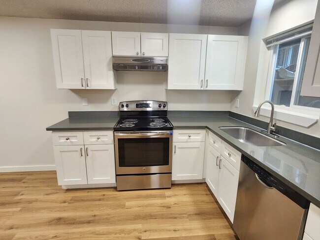 Building Photo - Spacious and Modern 1 Bedroom Located near...