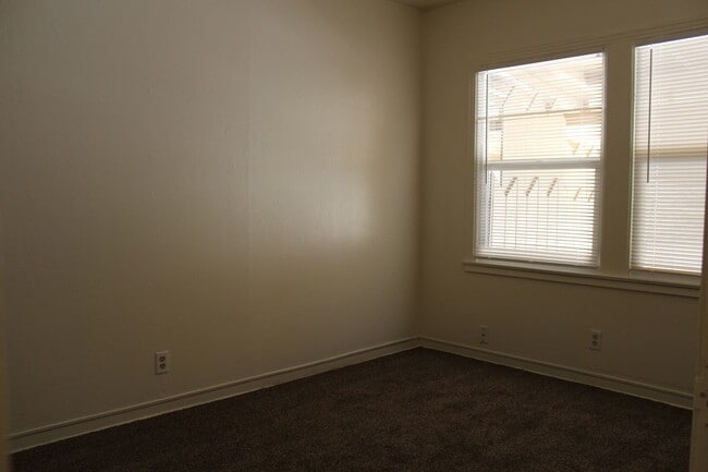 Building Photo - Recently Updated 2 Bedroom Duplex!!!