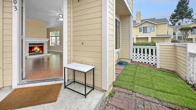 Building Photo - Lovely Upgraded 2-story Townhouse w/ Attached Garage, Guest Bathroom and Fireplace!