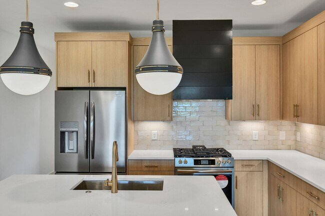 Building Photo - 660 Vernon Ave