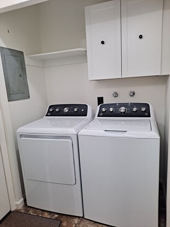 Building Photo - 936-10 Molello   #25-27 Villa Drive