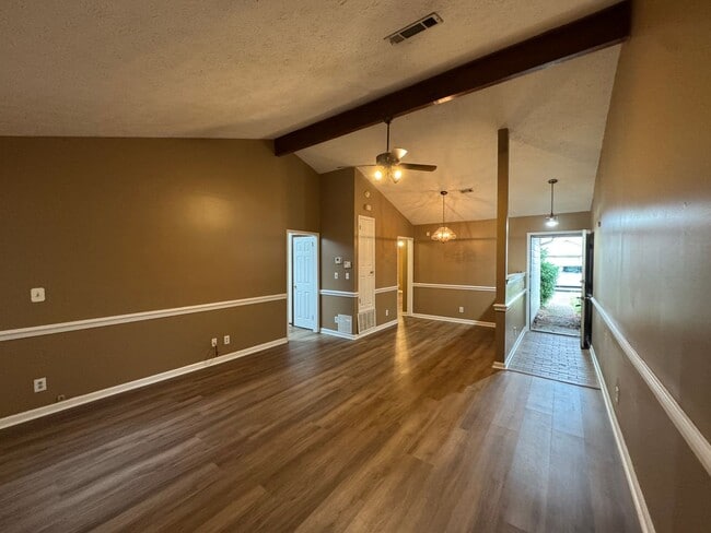 Building Photo - Attached Single Level 3 bedroom 2 bath
