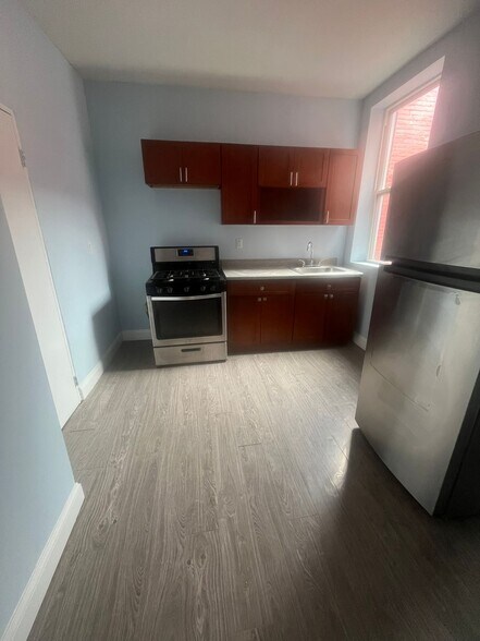 312 s 11th 3F - 317 S 11th St