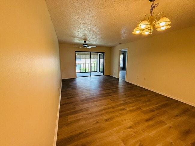 Building Photo - 2/2 Condo