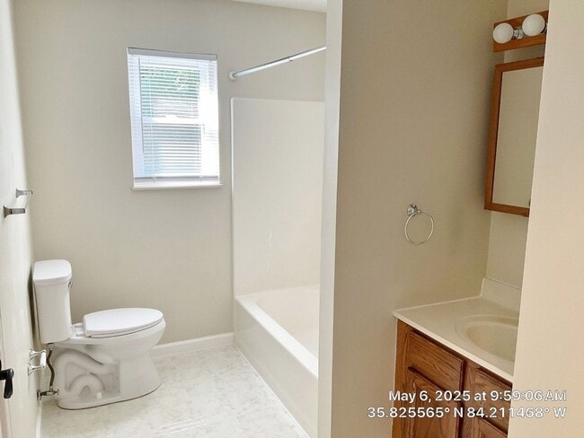 Building Photo - ** ~~ Beautiful 3 bedroom 2 bath house in ...