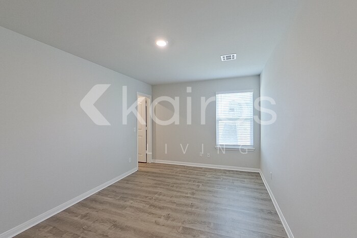 Building Photo - 712 St James Pl