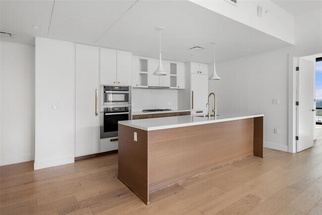 Building Photo - 70 Rainey St