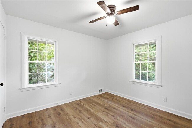 Building Photo - 2801 Mitchell Dr