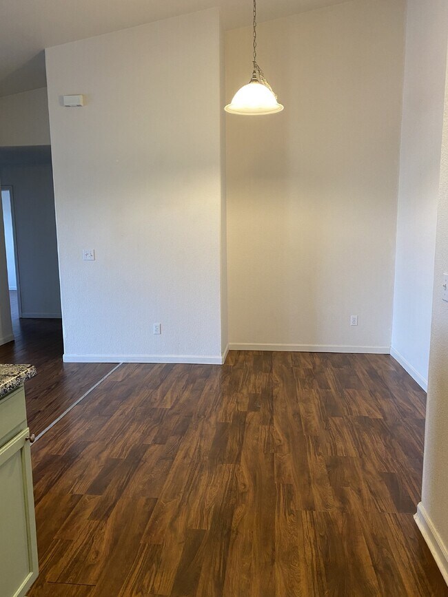 Building Photo - 2 Bedroom - Monetrey