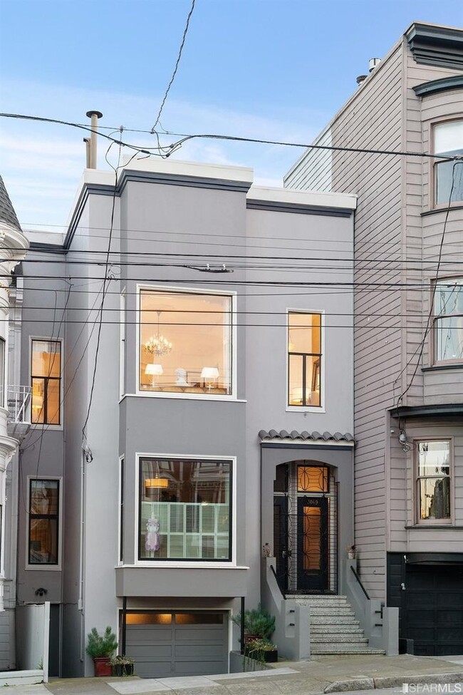 Building Photo - NEW! Stunning Pacific Heights Top-Floor Co...