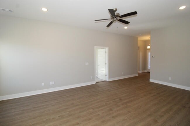 Building Photo - 588 Utah Ave