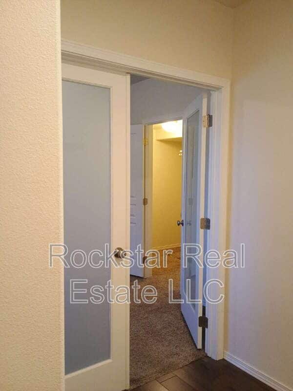 Building Photo - 1315 N Rogue River St