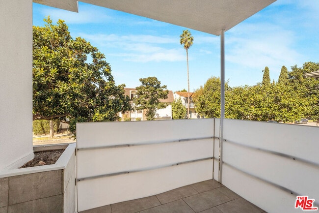 Building Photo - 248 S Doheny Dr