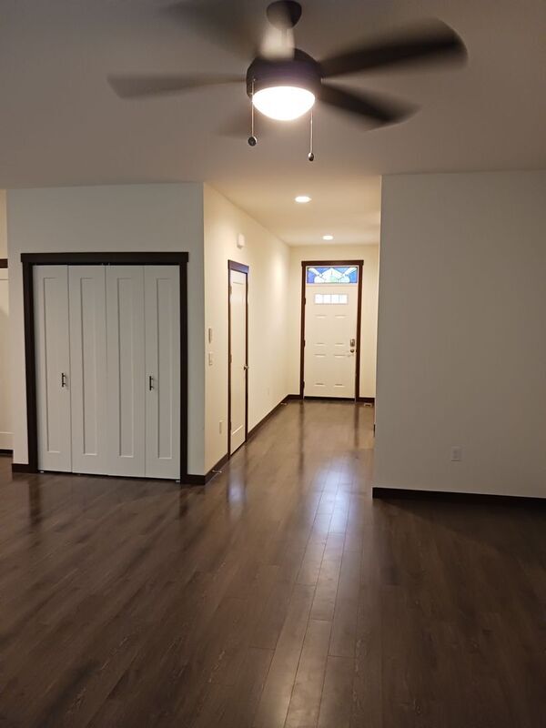 Building Photo - 942 Hadley Way