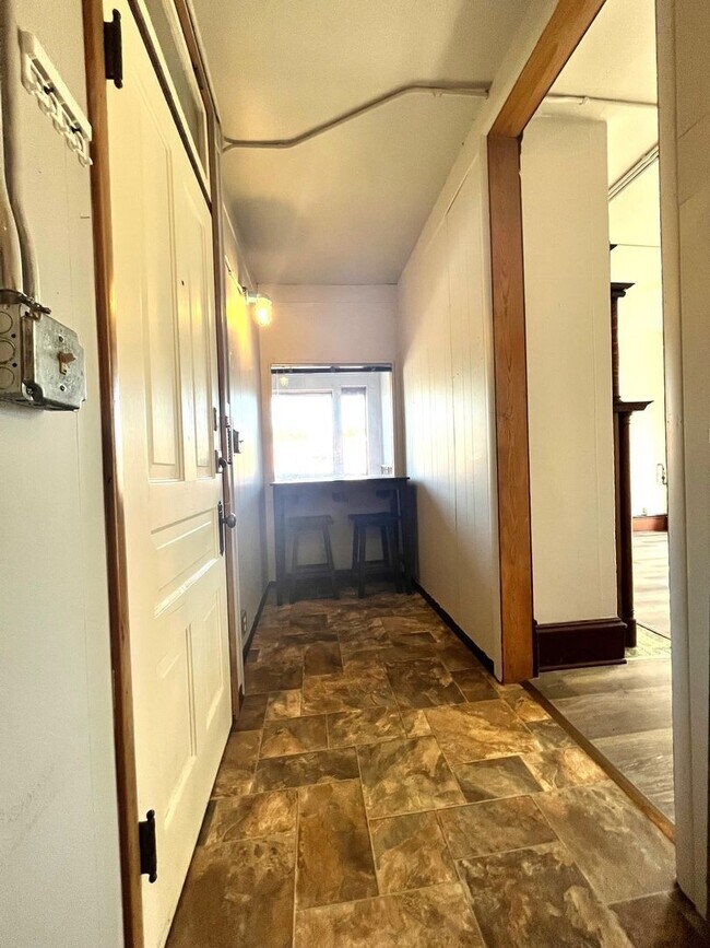 Building Photo - Light Filled Top Floor 1 Bedroom in Unbeatable Hip Strip Location!