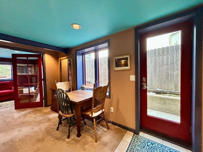 Building Photo - Furnished 2 Bedroom Garden Level Apartment in Upper Table Mesa Near Bear Creek Park