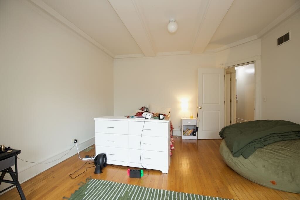 Building Photo - 6717 N Sheridan Rd