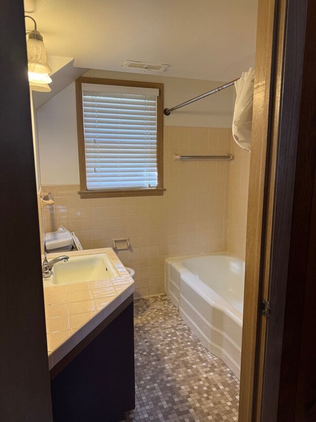 Building Photo - Comfortable, Updated Home in the Heart of Roseville. Avail NOW. *In-Unit Laundry*
