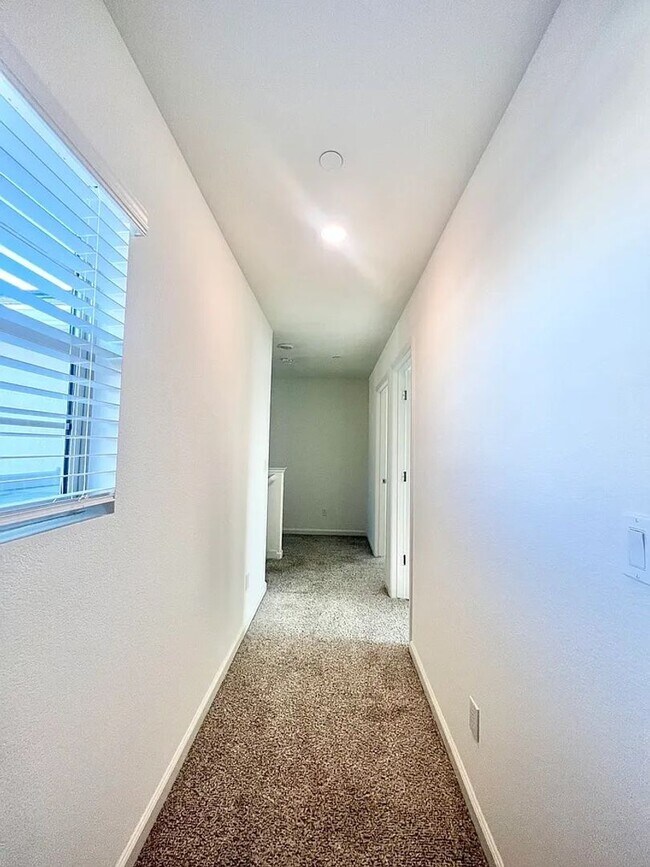 Building Photo - Spacious 4 Bedroom Home in West Roseville ...