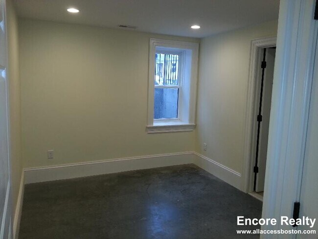 Building Photo - 84 Linden St