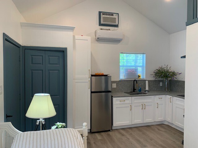 Building Photo - 710 Twin Oaks St