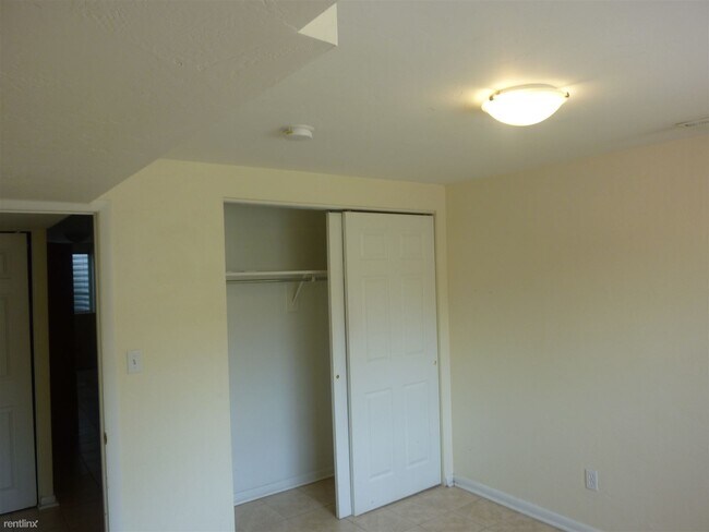 Building Photo - 2 br, 1 bath 4plex - 2959 Newton Street B