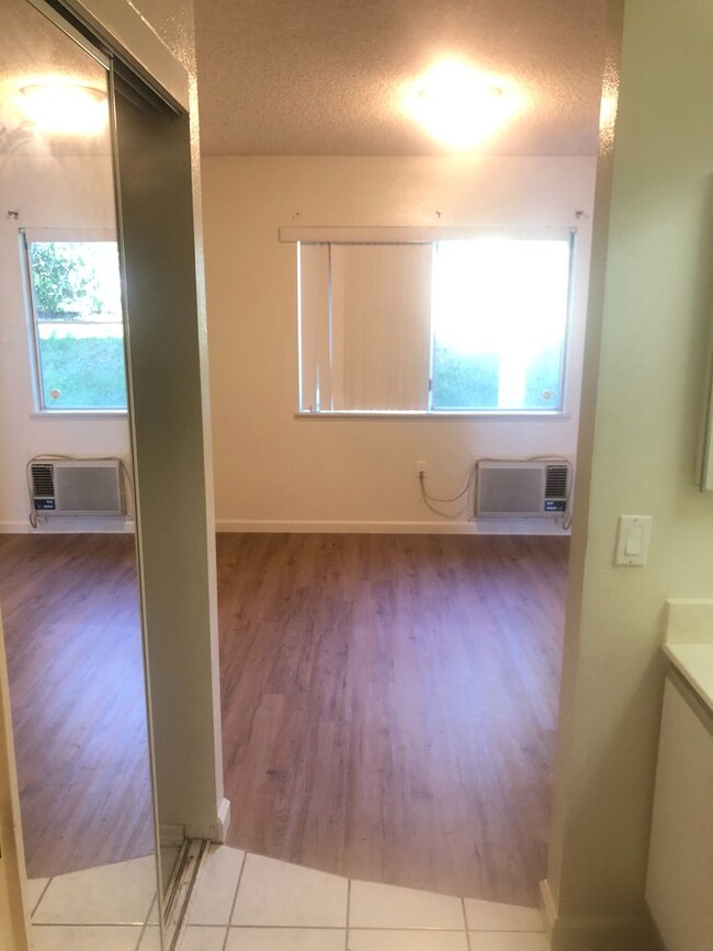 Building Photo - Spacious 2 Bedroom Apartment Available in ...