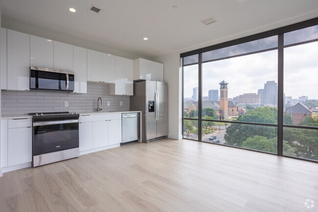 2BR, 1BA - 894 SF - Kitchen/LR - The 616