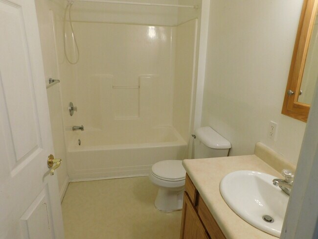 Building Photo - Ranch Style Private Entry Duplex