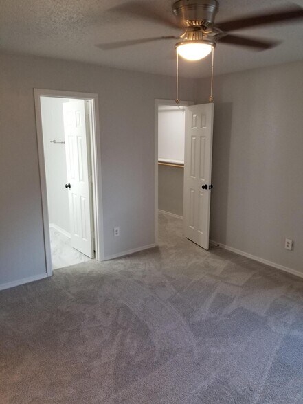 Building Photo - 2430 Lakeview Cir