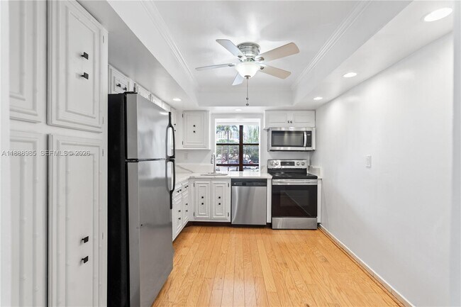 Building Photo - 800 Parkview Dr