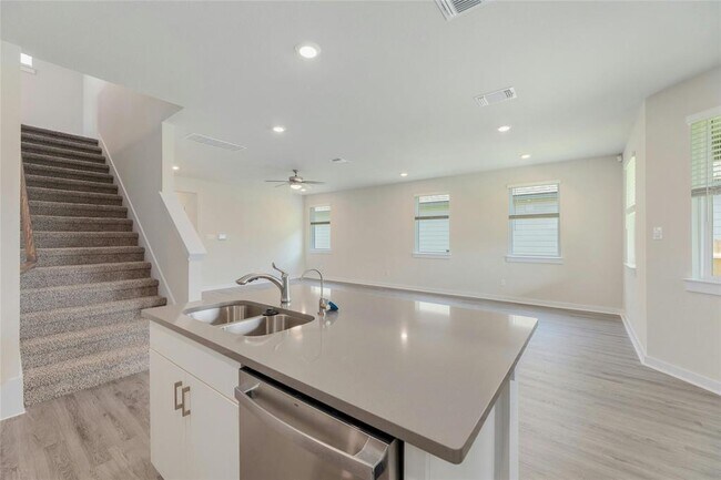 Building Photo - 512 Clearlake Dr