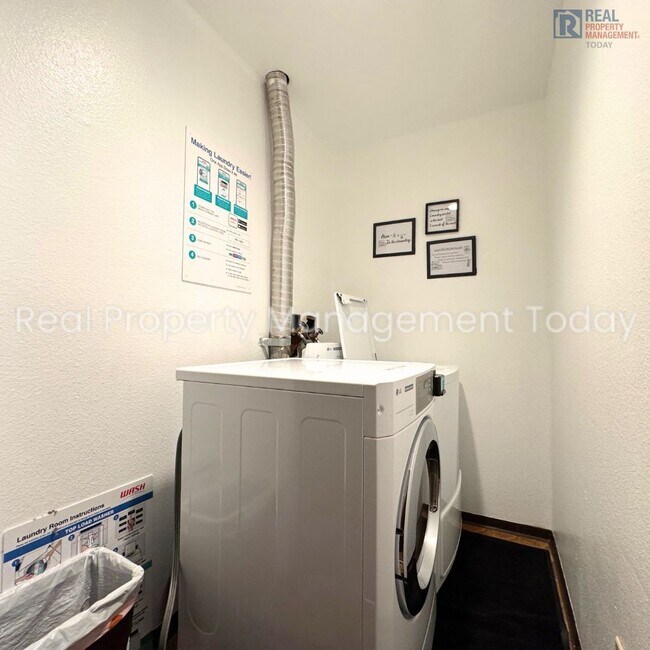 Building Photo - 2 Bedroom Condo in Tacoma!