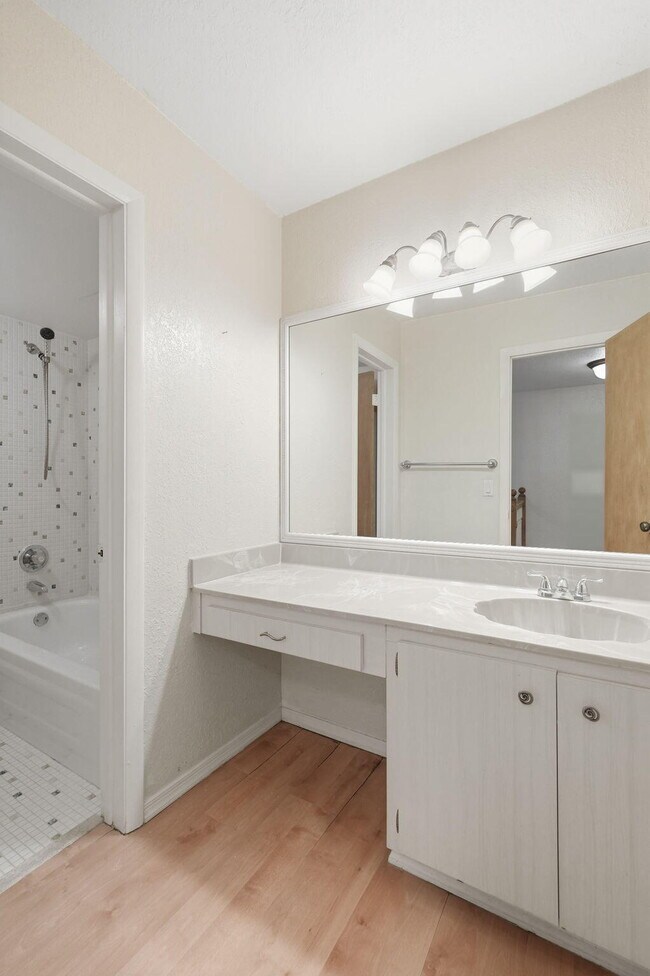 Building Photo - 430 Commodore Dr