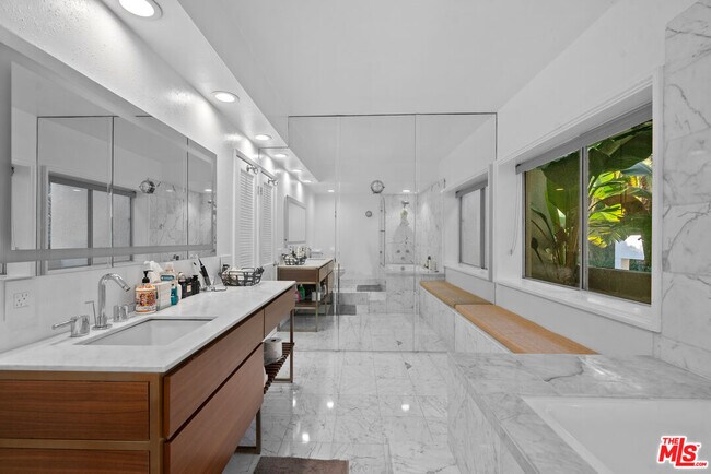 Building Photo - 1131 Alta Loma Rd